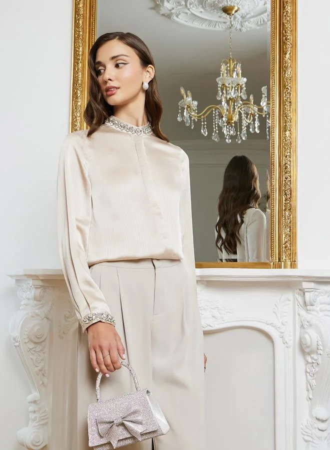 ستايلي قميص بأكمام طويلة وتفاصيل مزينة